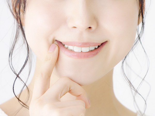 白い歯の口元の写真